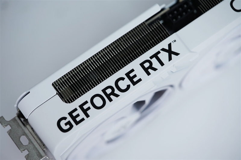 影驰RTX 5060 Ti金属大师白金版16GB MAX OC评测:DLSS 4加持4K游戏轻松流畅 纯白设计完美匹配影驰全家桶