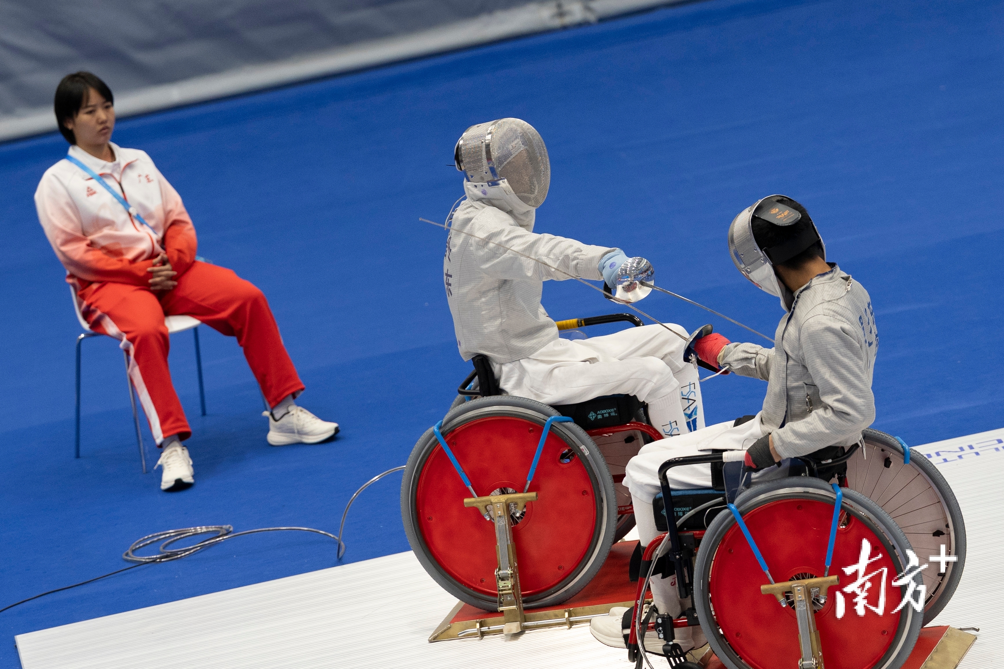 第四个比赛日，广东选手黄晋冬（中）在男子佩剑C级个人金牌赛险胜广东队友罗兴东，成功夺金。