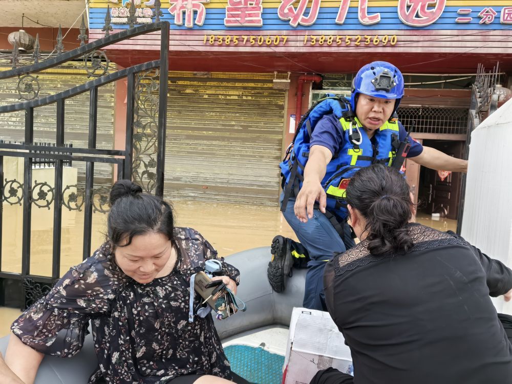 6月24日，贵州遵义市蓝天救援队队员、党员黄河在榕江县希望幼儿园转移被困群众。