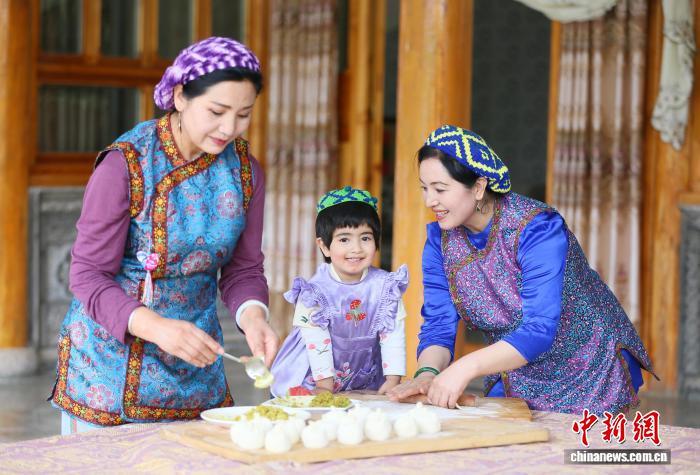 甘肃临夏州积石山县，保安族民众在制作民族美食麦穗包子，迎接即将到来的游客。（资料图）高展　摄