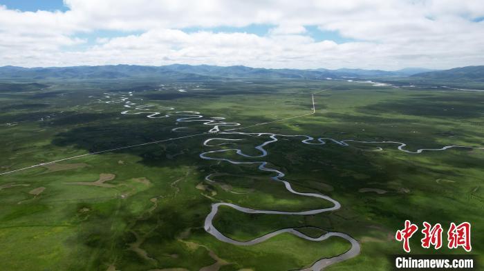 7月12日，采访团走进甘南州玛曲县阿万仓湿地，空中俯瞰绿意盎然的支流在湿地中百转千回，十分壮美。九美旦增　摄