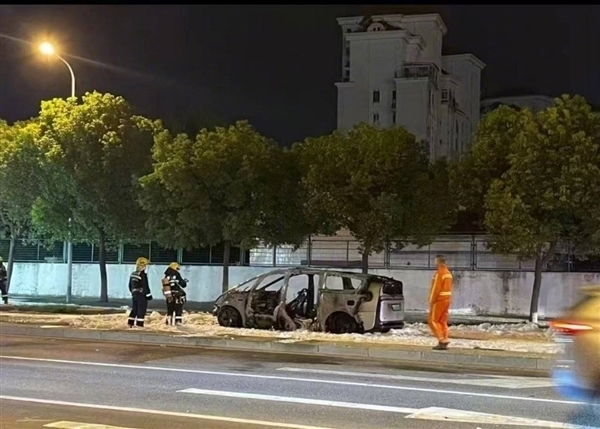 理想MEGA没有碰撞突然自燃！是宁德时代电池的问题吗 如何保证电池不起火 