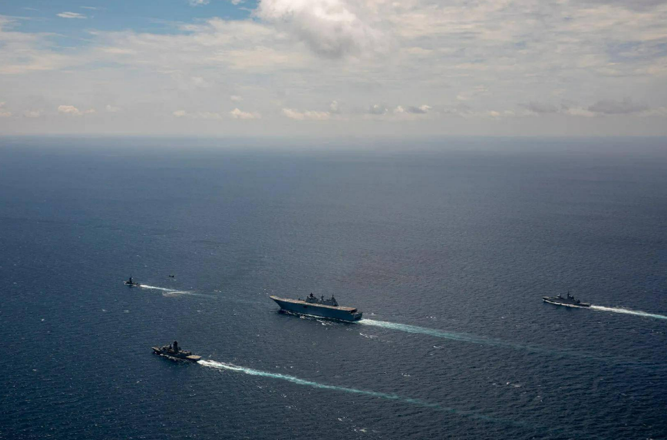 随着军力的增强,澳大利亚开始介入东亚的事务,比如多次派出以战略投送舰为主力的编队前往东亚海域活动。