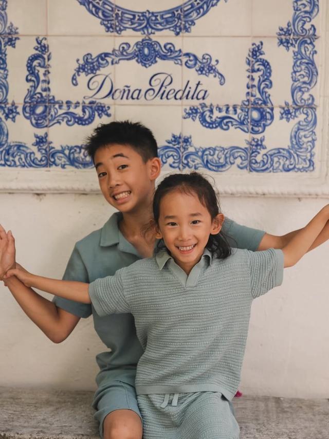 陈小春两个儿子近照，应采儿带娃出游，父子三人龇牙笑似复制粘贴