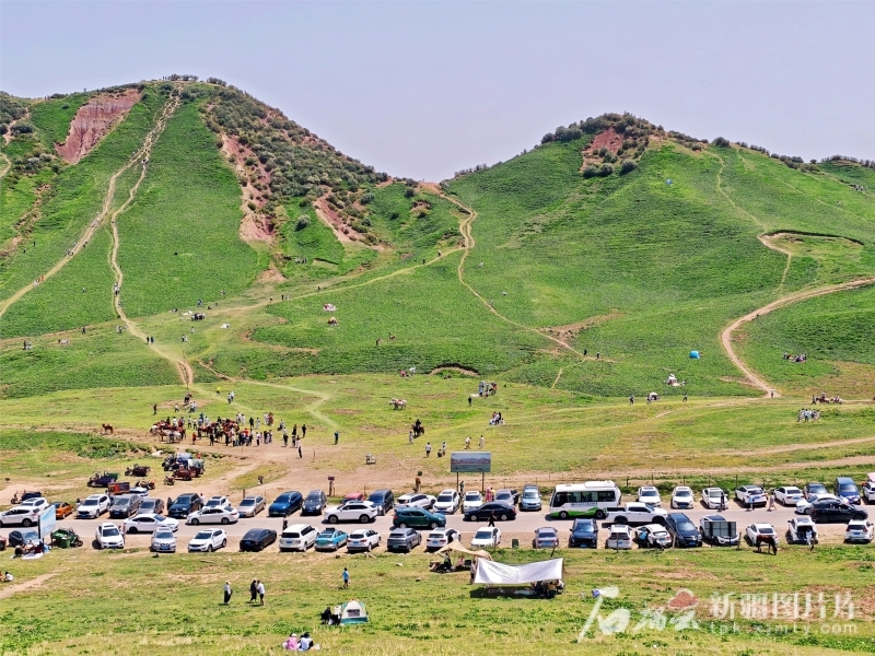 6月7日，游客在位于温宿县内的天山托木尔景区·塔村游玩。包良廷摄