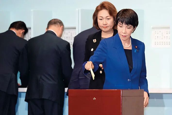 2024年 9月 27日,自民黨總裁候選人高市早苗(右一)在日本東京自民黨總部進(jìn)行的高市自民黨總裁選舉中投票