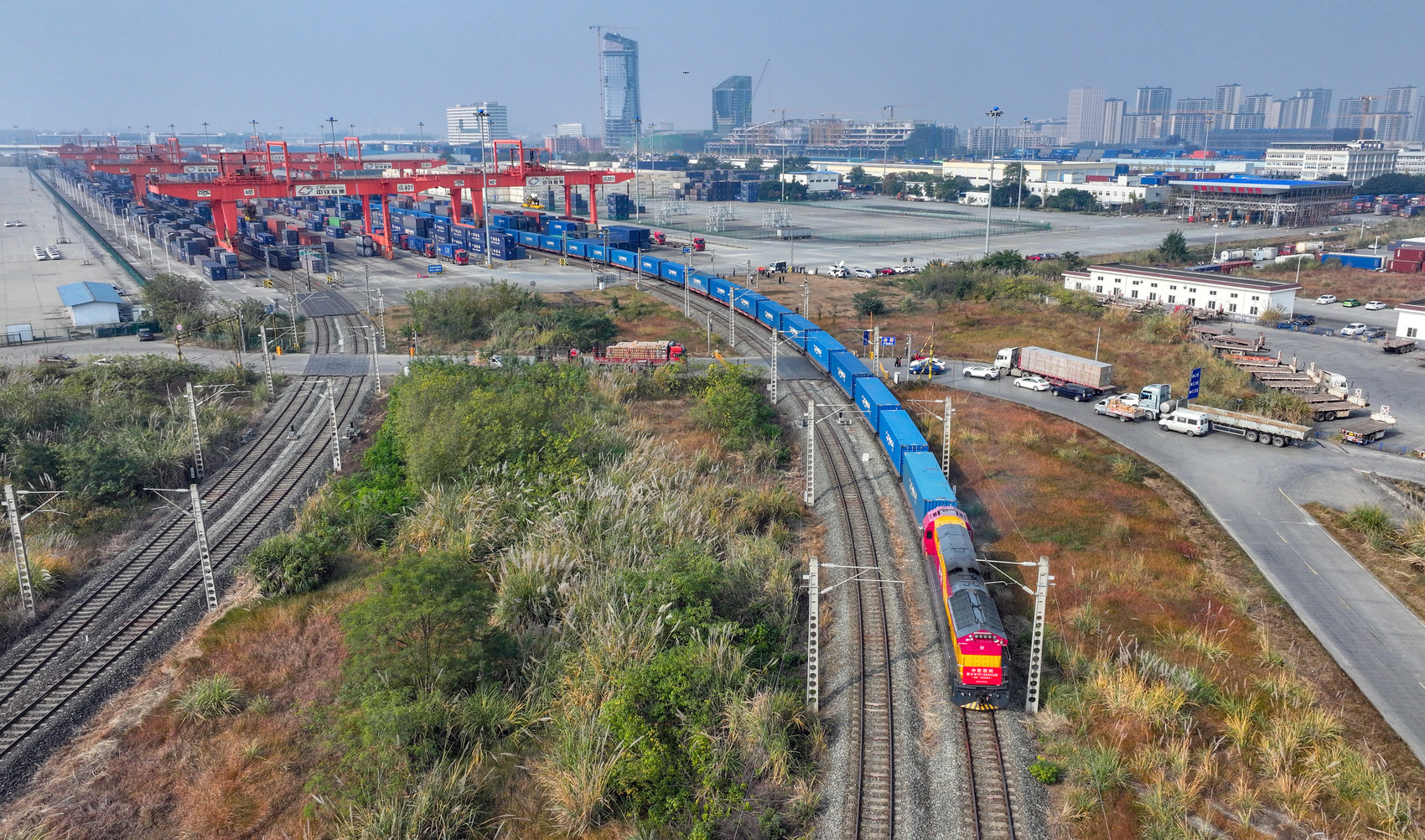 11月28日，中欧班列第12万列从成都国际铁路港始发。成都市青白江区委宣传部供图