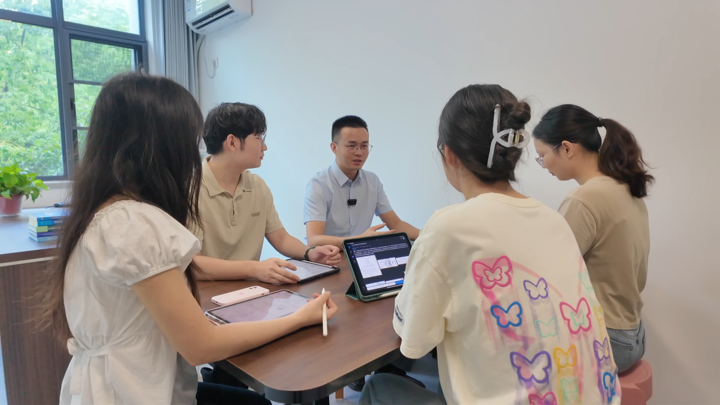 朱非林与学生们