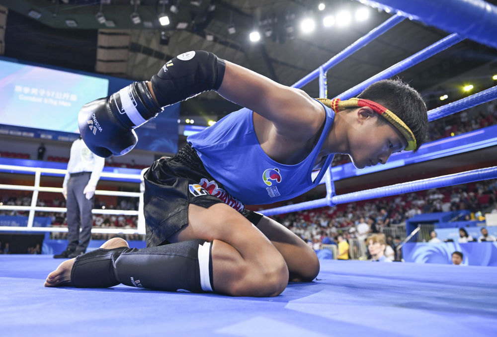 8月8日,中国选手杨羽习在2025年成都世运会泰拳四分之一决赛比赛前表演拜师舞。