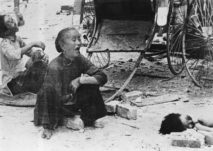 这是1942年遭日军轰炸的马来西亚唐人街一角。新华社发