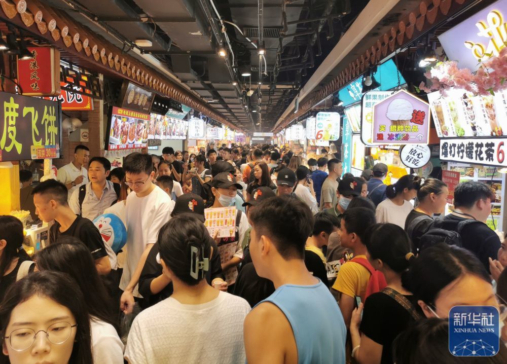 ↑深圳东门商圈人头攒动（2023年7月31日摄）。新华社记者 王丰 摄