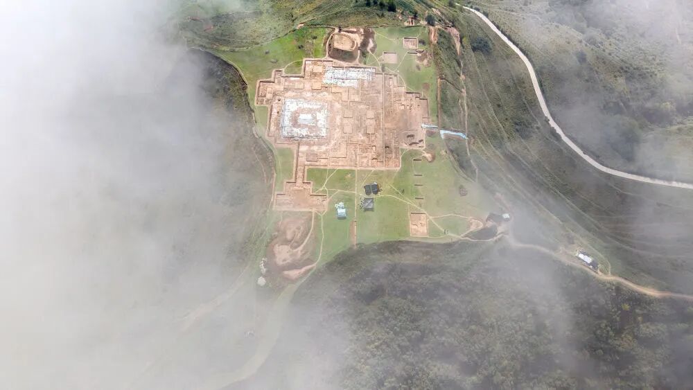 这是10月15日拍摄的甘肃省陇南市礼县四角坪遗址考古发掘现场(无人机照片)新华社记者 郎兵兵 摄