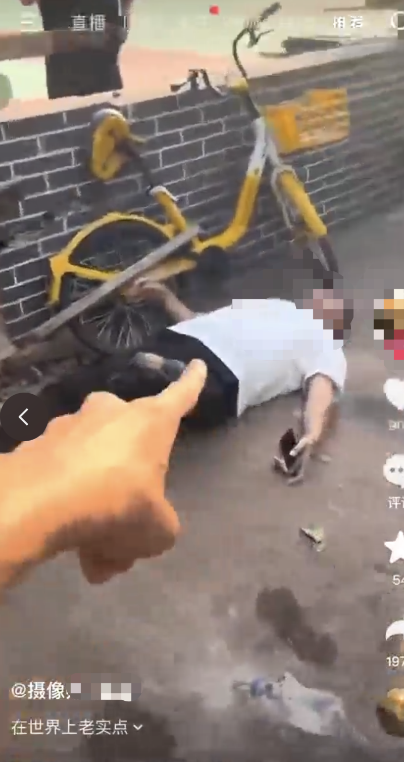 ▲网传视频中，一男子手指向躺在地上的伤者
