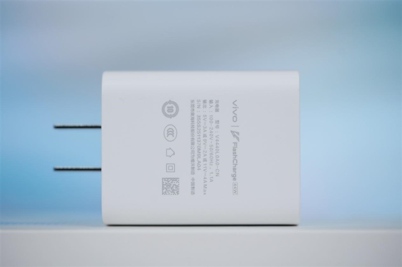 23.5小时霸榜续航榜!vivo Y300i体验评测:超高颜值的一款耐造神机