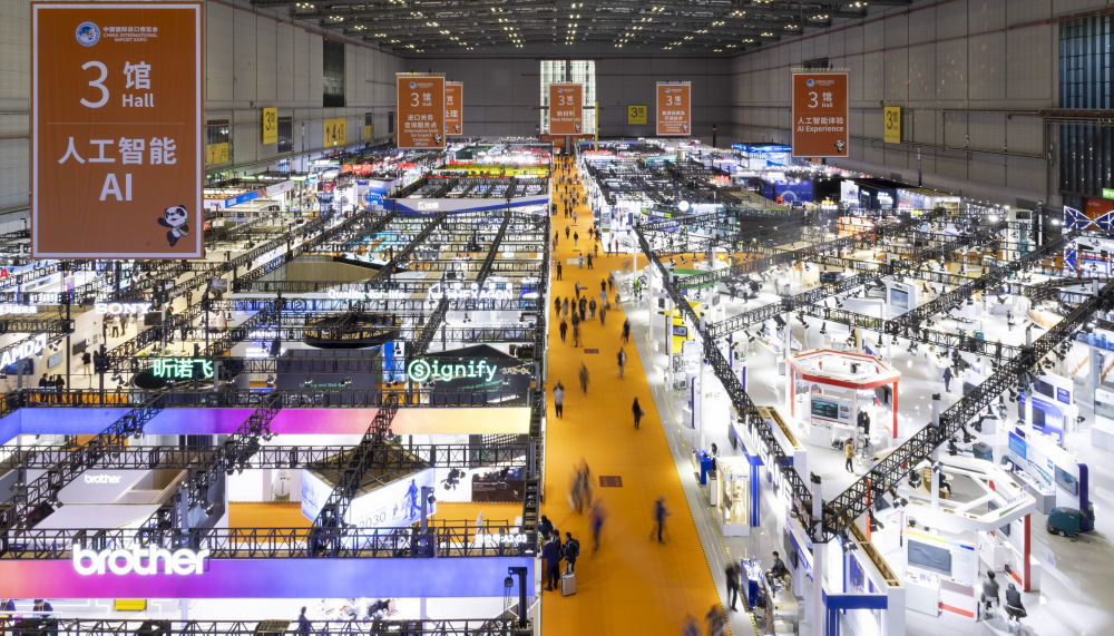 2025年11月10日在国家会展中心(上海)拍摄的第八届进博会技术装备展区。新华社记者 王翔 摄