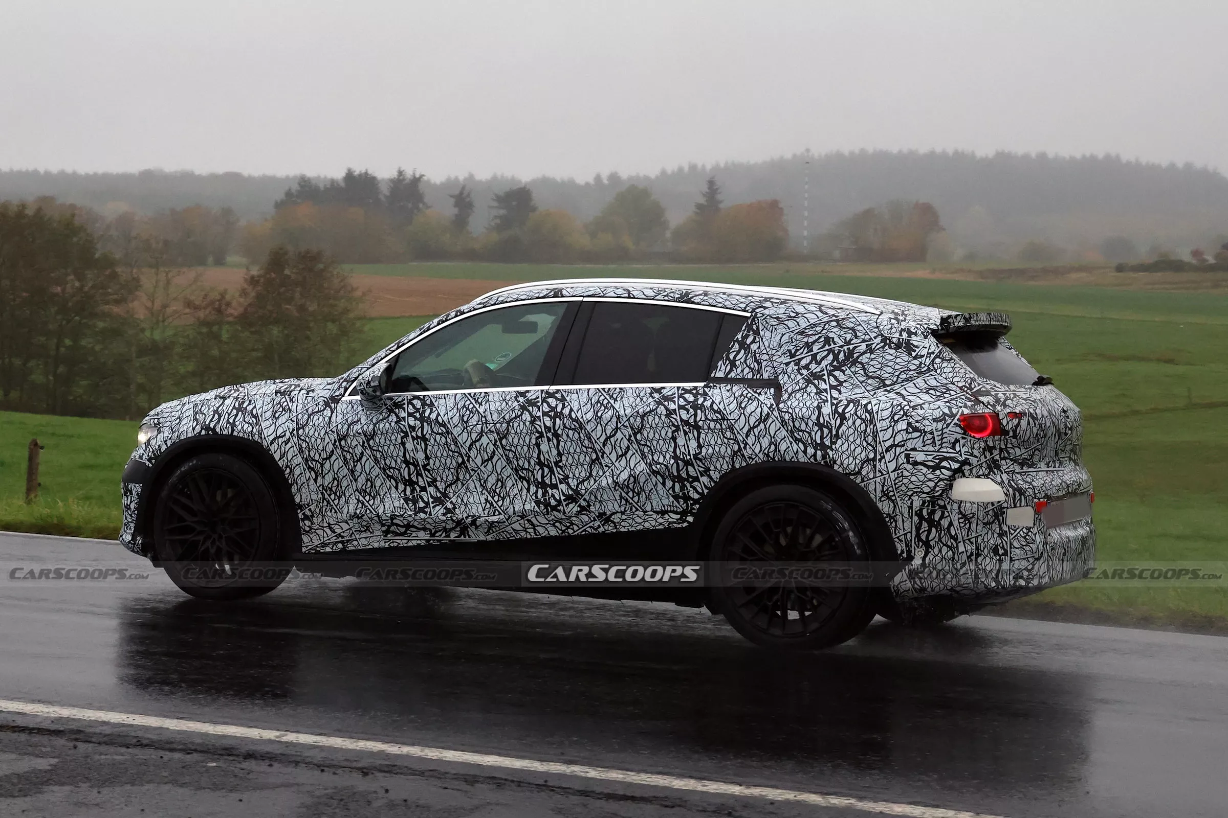 奔驰最强 AMG SUV 即将登场!3 电机 900 马力,性能看齐保时捷