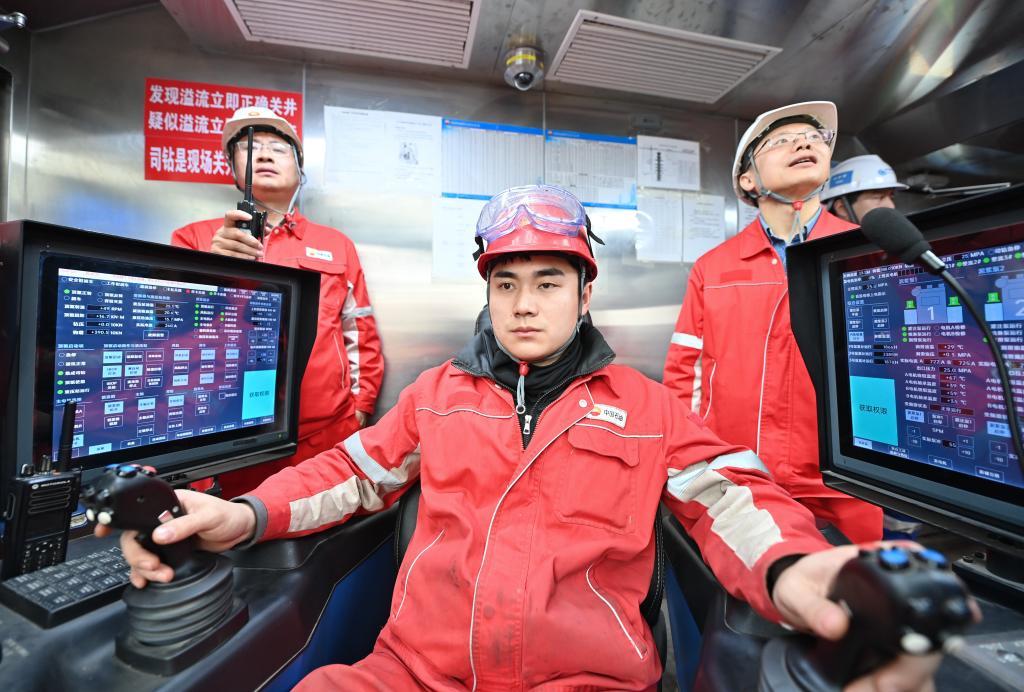2024年3月3日，司钻在深地塔科1井驾驶钻机作业。新华社记者 李响 摄