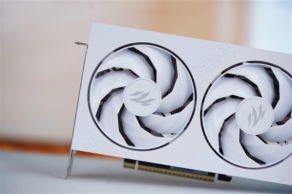 全白色刃式装甲!影驰RTX 5070 Ti圣刃图赏