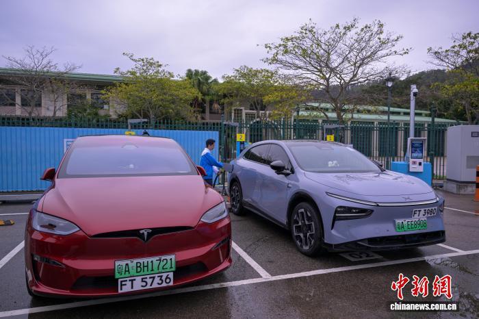 12月23日,香港特区政府运输署与中电源动集团合作在大屿山竹篙湾设立的充电设施正式启用,为“粤车南下”及“港车北上”旅客提供配套支持。图为电动汽车停泊在大屿山充电站。 中新社记者 陈永诺 摄