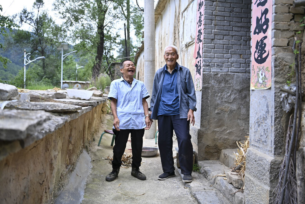 ↑桑春玉（右）和秦海松在一起（2025年8月27日摄）。