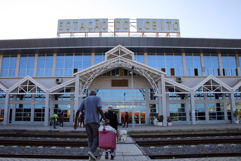 2021月,安哥拉西部洛比托市,当地居民抵达本格拉铁路线上的洛比托车站。这条铁路是美国支持的洛比托走廊的一部分,是区域贸易的重要交通纽带。 IC Photo