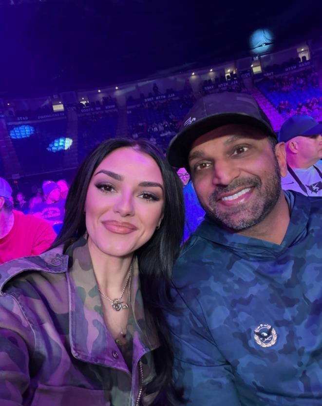 帕特尔(右)和女友威尔金斯 威尔金斯社交平台