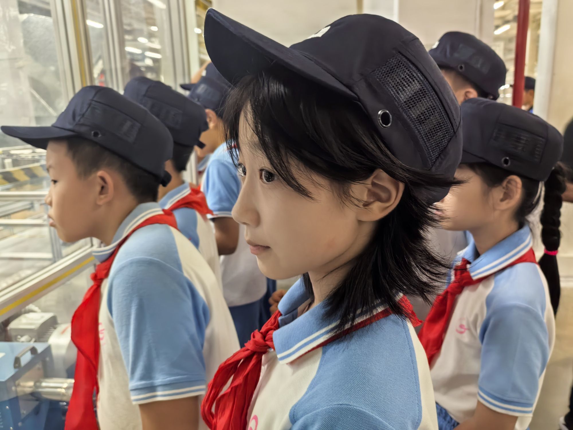 在理想汽车智能工厂，孩子们正在观看汽车如何组装。