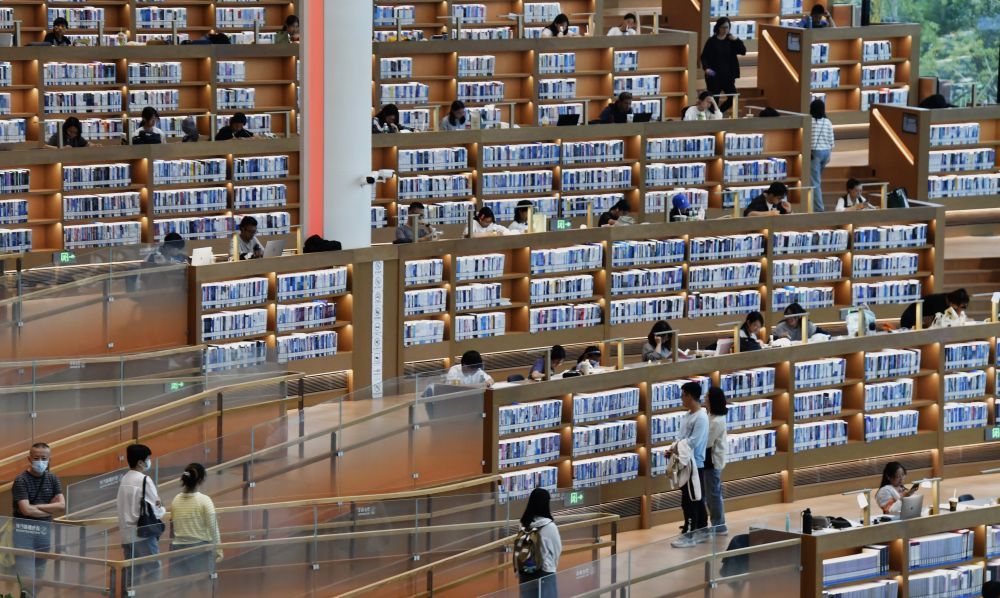 10月5日,市民在北京城市图书馆内读书。新华社记者 李欣 摄
