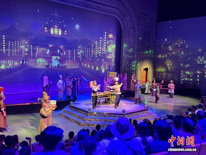 图为演员进行表演 王牧雨 摄