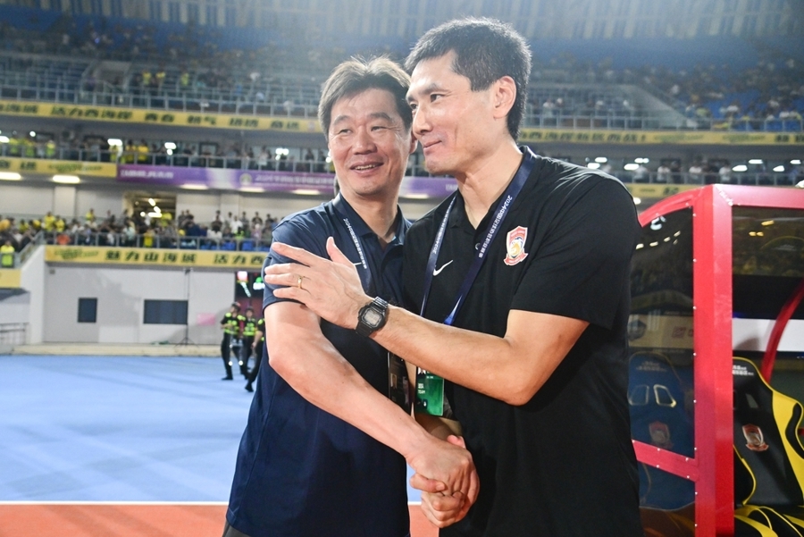 李霄鹏(左)也曾担任过国足主帅,现在邵佳一接过了接力棒