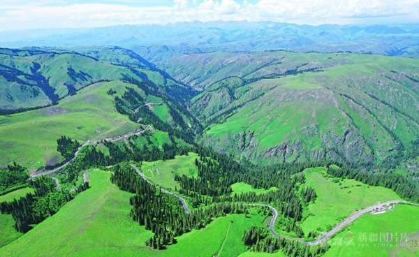 风景旖旎的独库公路上，车辆川流不息（6月18日无人机摄）。 记者邹懿摄