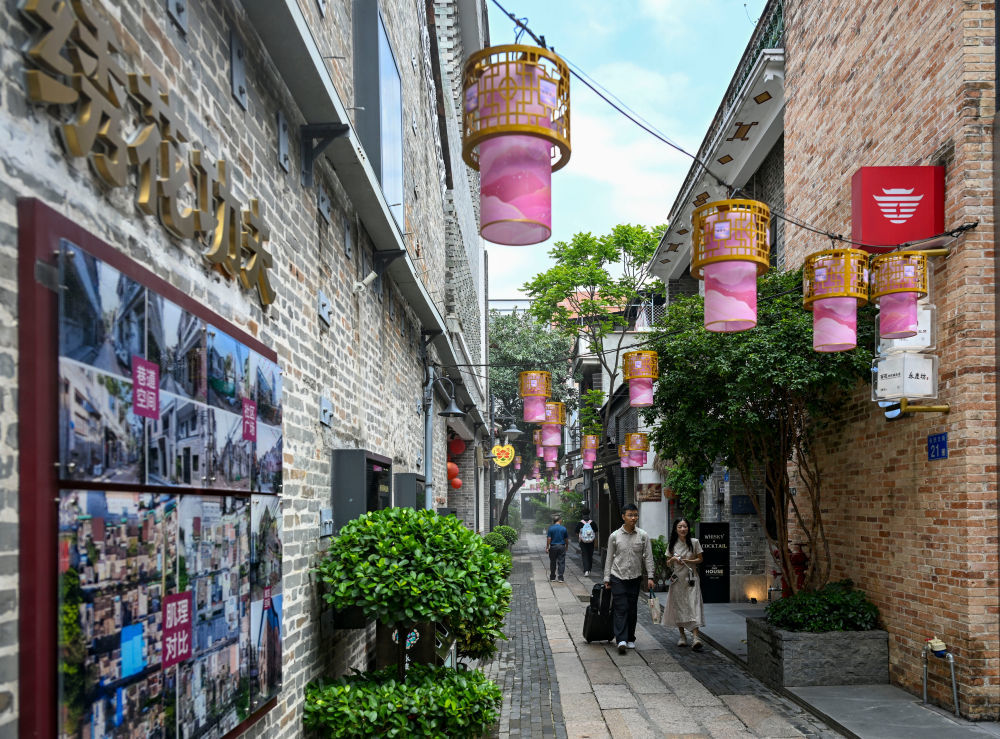 游客在广州永庆坊游览（2025年5月13日摄）。