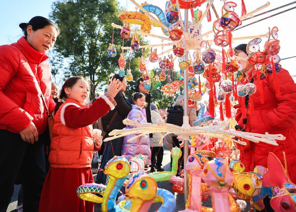 1月29日，人们在江苏省南京市夫子庙花灯市场挑选花灯。（苏阳 摄）