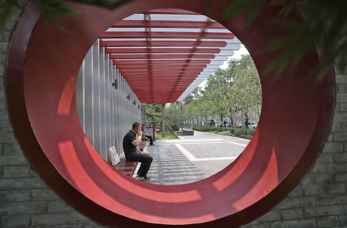 2024年7月11日，居民在“朝孚园”口袋公园休息。新京报记者王贵彬摄