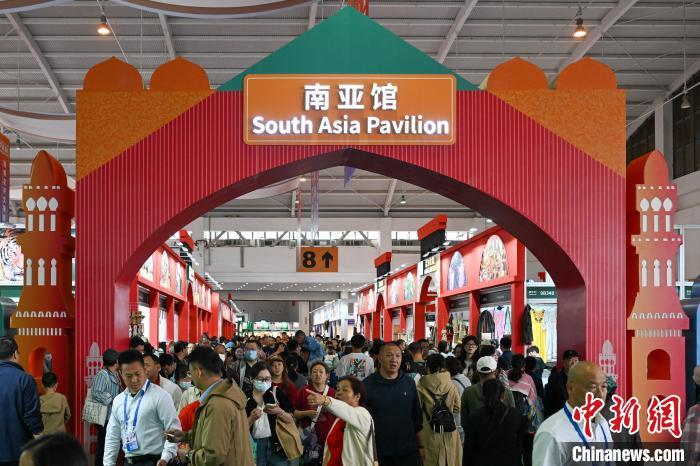 6月22日,第9届南博会人气旺,来自南亚国家的商品受到消费者青睐。李嘉娴 摄