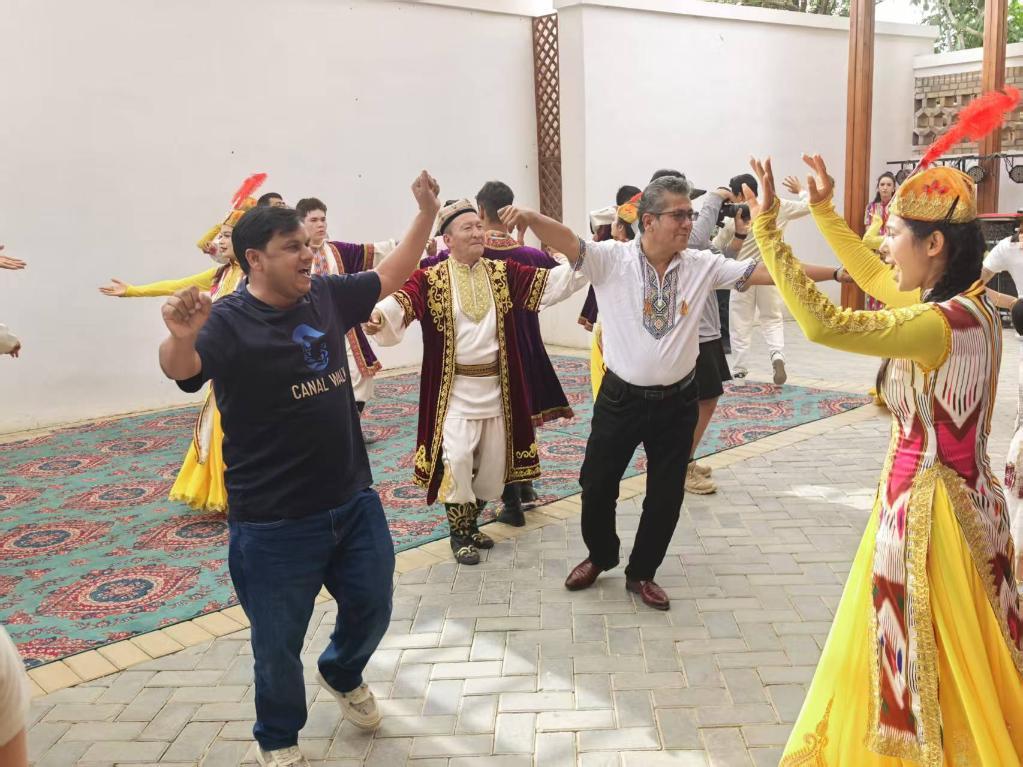 5月24日，媒体团外宾参观新疆库车市龟兹小巷。新华社记者成欣 摄