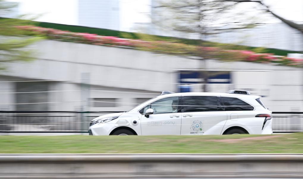 2025年3月11日，配备有安全员的自动驾驶示范运营专线出租车行驶在广州塔附近道路上。新华社记者 邓华 摄
