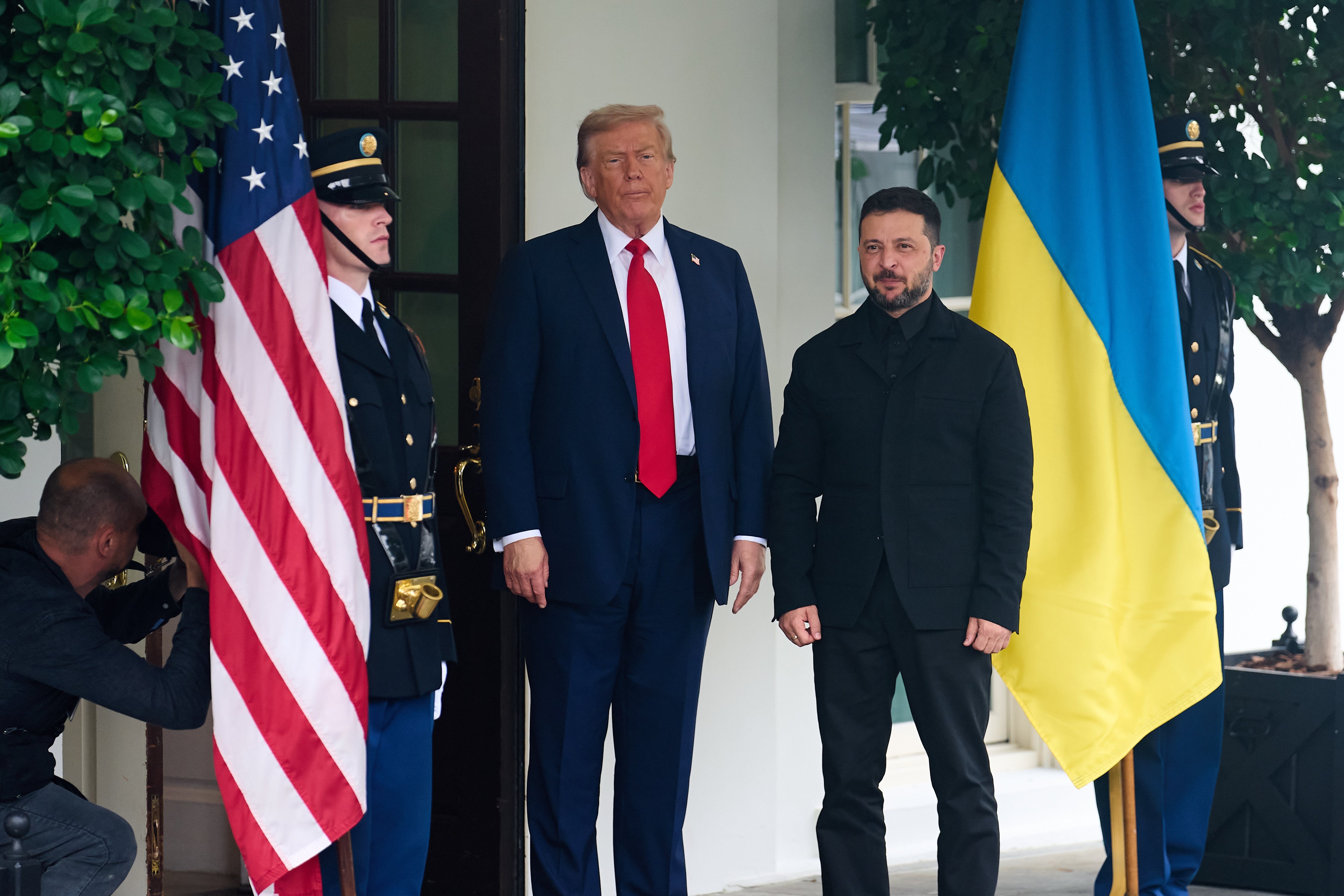 8月18日,美国总统特朗普(中左)在华盛顿白宫迎接乌克兰总统泽连斯基(中右)。新华社记者胡友松摄