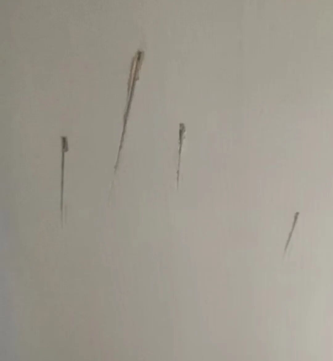 董文卉家墙壁上留下的刀痕