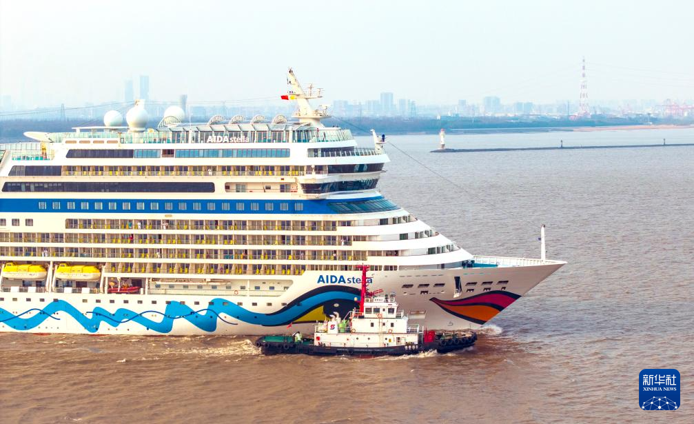 3月16日，“阿依达&middot;星辰号”邮轮航行在上海吴淞口国际邮轮港水域（无人机照片）。 新华社发（朱嘉奕摄）