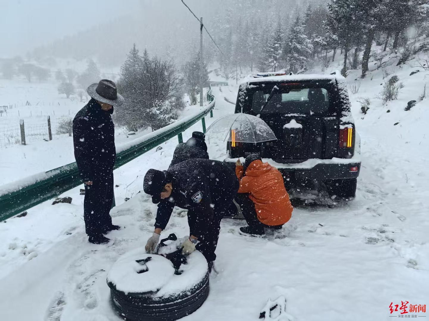 ▲丹东派出所民辅警在雪中帮助游客