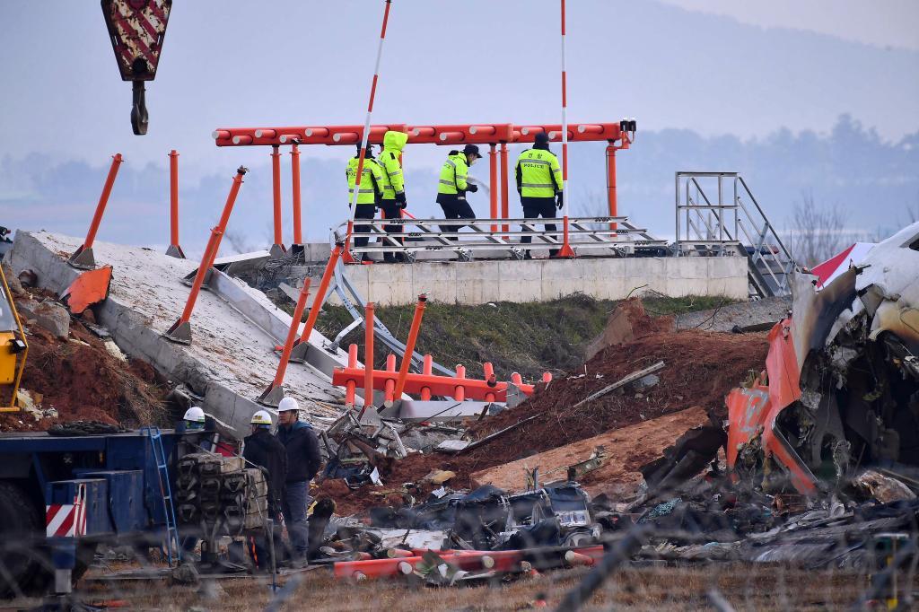 2024年12月30日,调查人员在韩国务安飞机失事现场工作。新华社发(全休相摄)