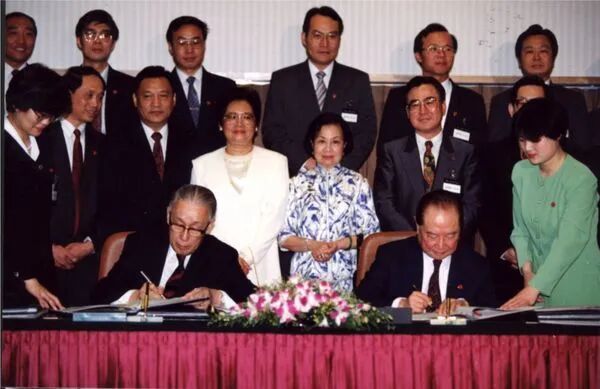 1993年4月27日至29日,海峡两岸关系协会会长汪道涵(前排右)和台湾海峡交流基金会董事长辜振甫(前排左)在新加坡举行会谈。 图源:台媒