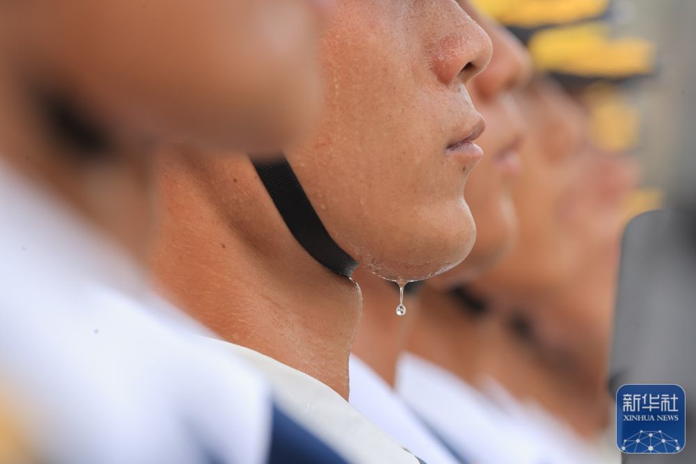↑ 参阅队员在进行训练（8月12日摄）。新华社记者 殷刚 摄