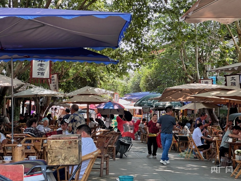彭镇茶客云集（央广网发 左皓心 摄）
