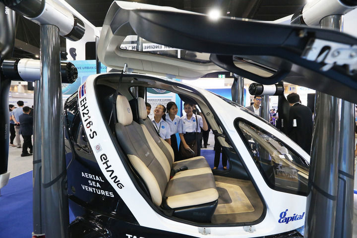 在泰国曼谷,人们在2025泰中合作博览会上参观(2025年9月26日摄)。新华社发(拉亨摄)