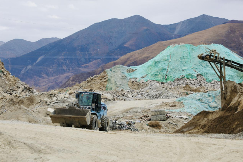 图为厂区内工人开着推土机在工作。次仁罗布 摄