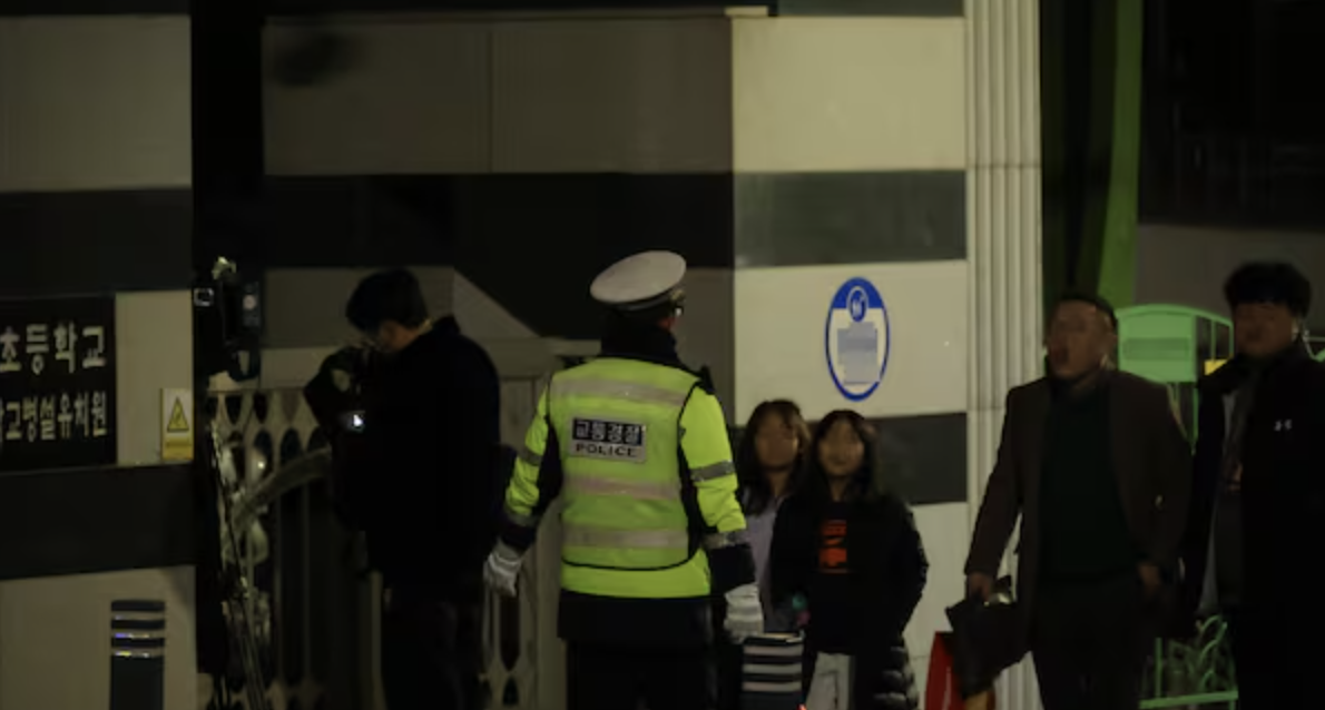 ▲人群聚集在事发学校门口。
