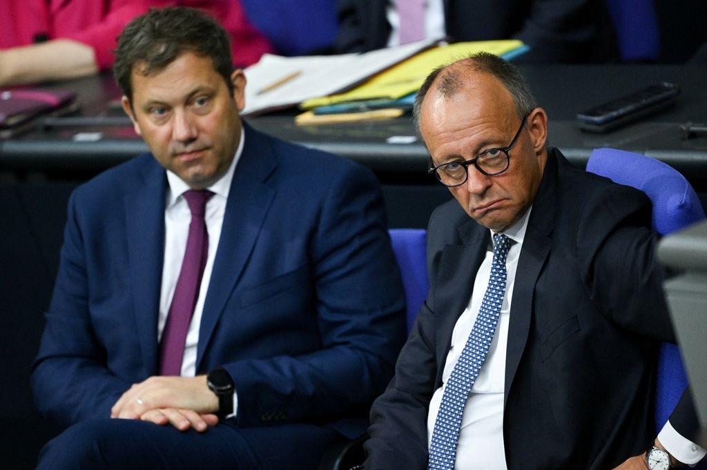 资料图:德国总理默茨和德国财政部长克林拜尔(左) 东方IC