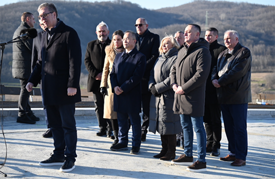 武契奇在现场发言《人民之声》